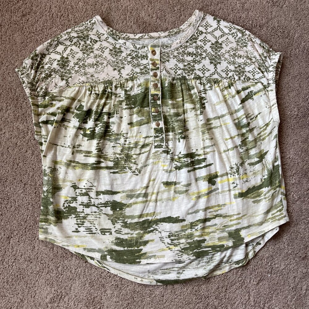 Anthropologie Pilcro Relaxed Boho Henley Tshirt. sz M. Green Batik Casual Cotton